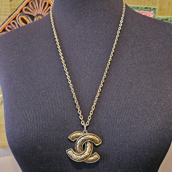 Gold CHANEL- Esq "CC" Pendant Charm - Picture 10 of 10